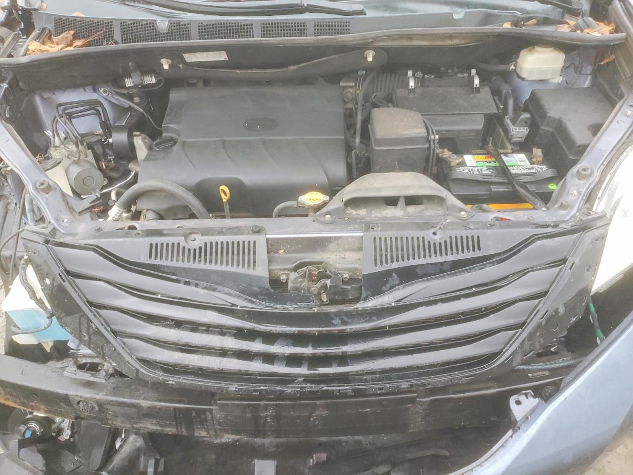 2014 TOYOTA SIENNA LE photo 12