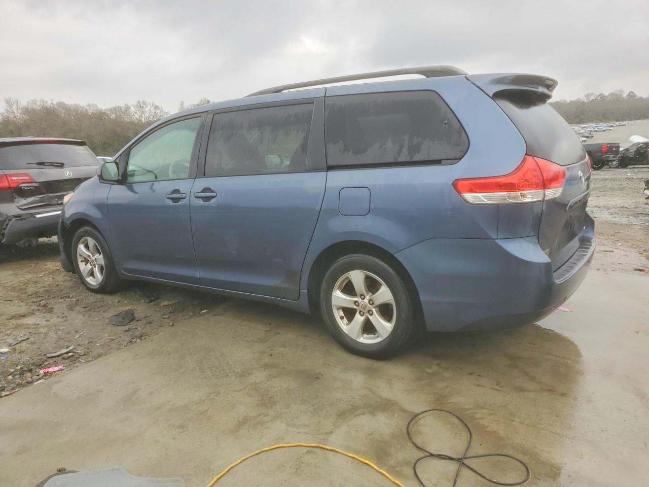 2014 TOYOTA SIENNA LE photo 2