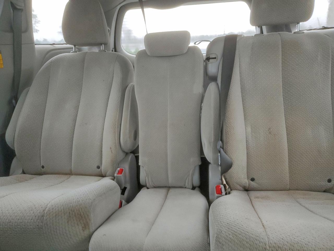2014 TOYOTA SIENNA LE photo 10