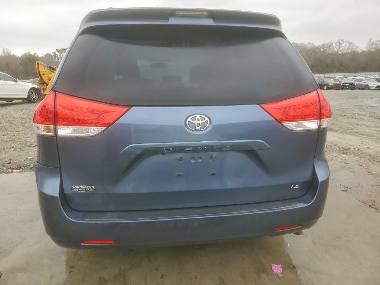 2014 TOYOTA SIENNA LE photo 6