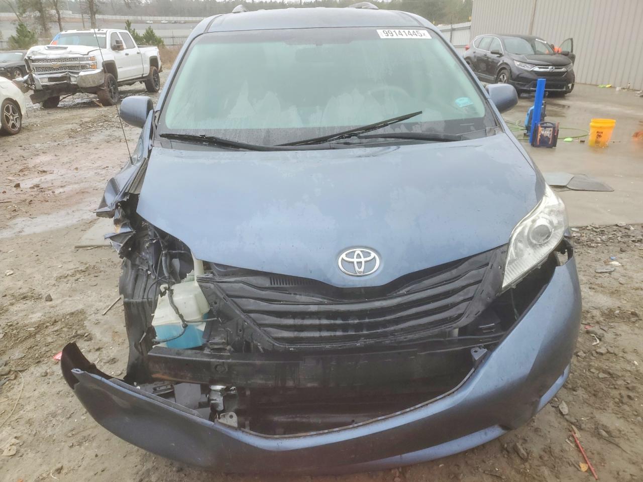 2014 TOYOTA SIENNA LE photo 5