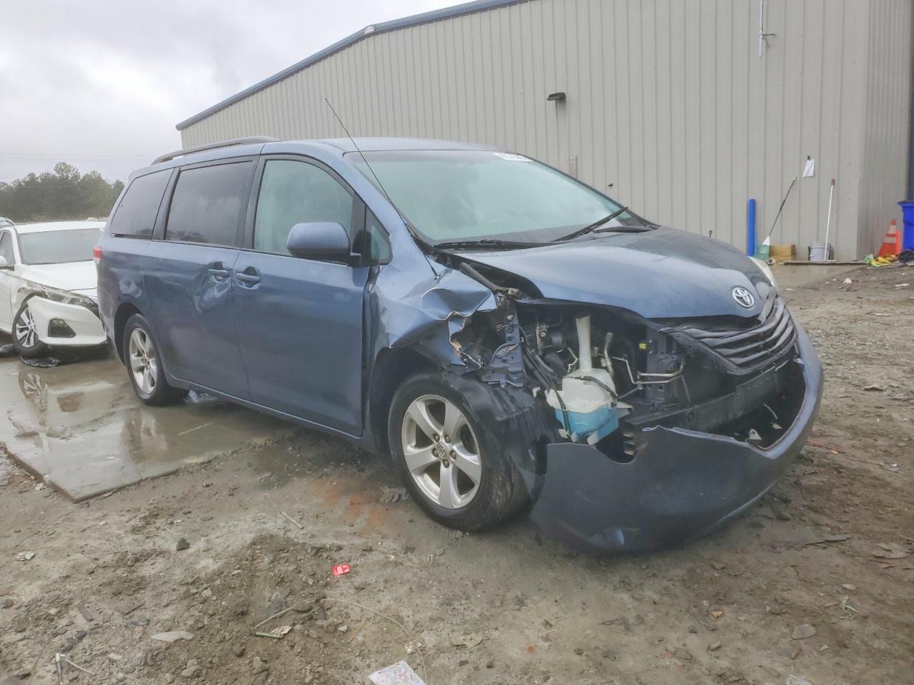 2014 TOYOTA SIENNA LE photo 4