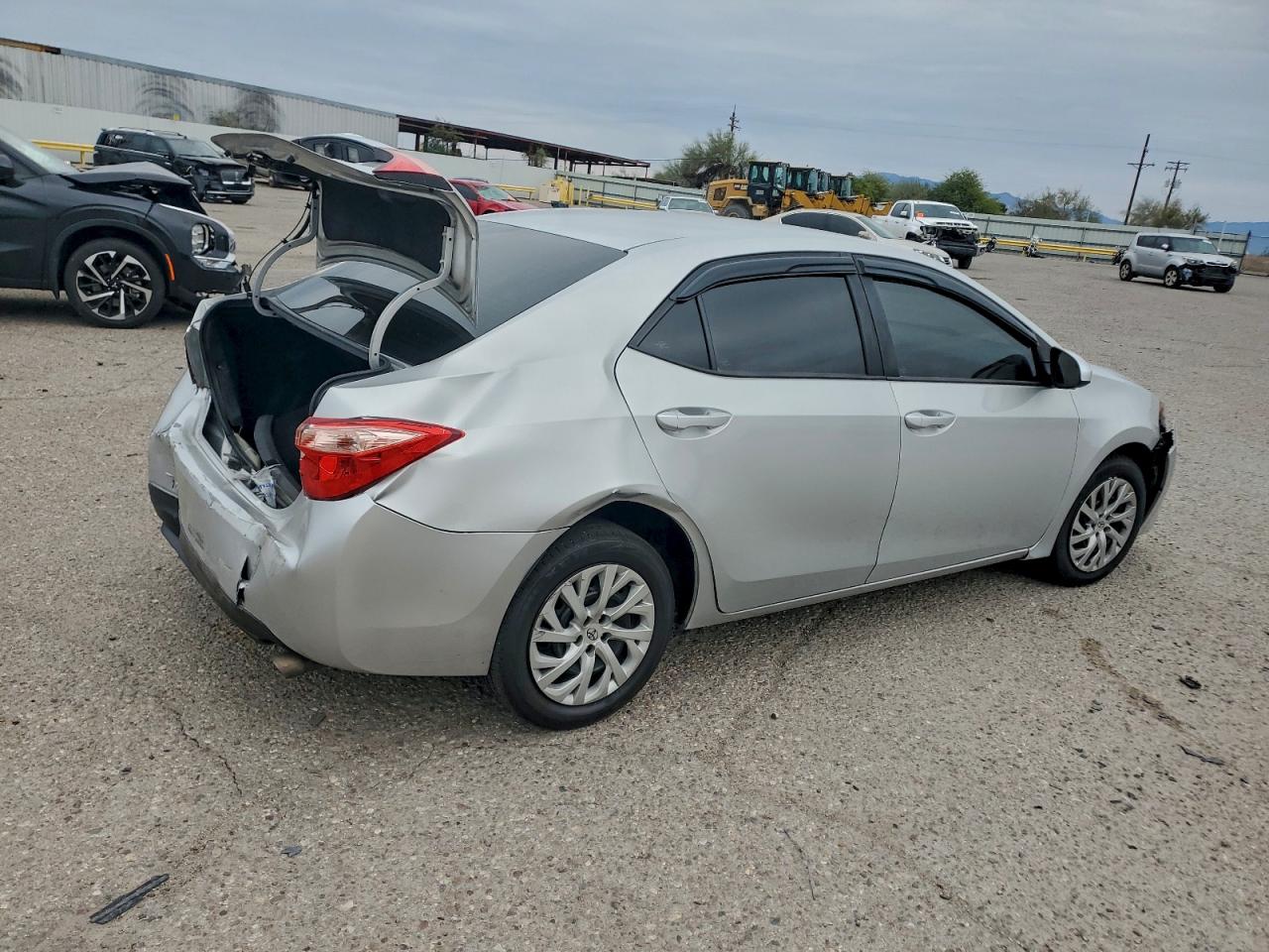 2018 TOYOTA COROLLA L photo 3