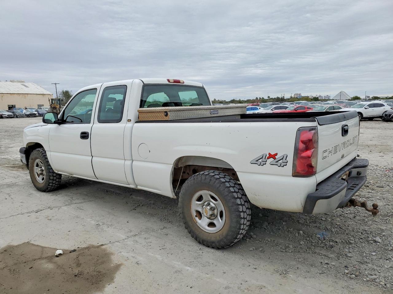 2004 CHEVROLET SILVERADO K1500 photo 2