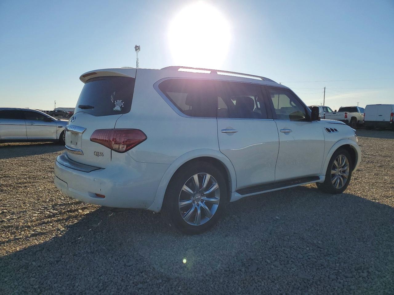 2012 INFINITI QX56 photo 3