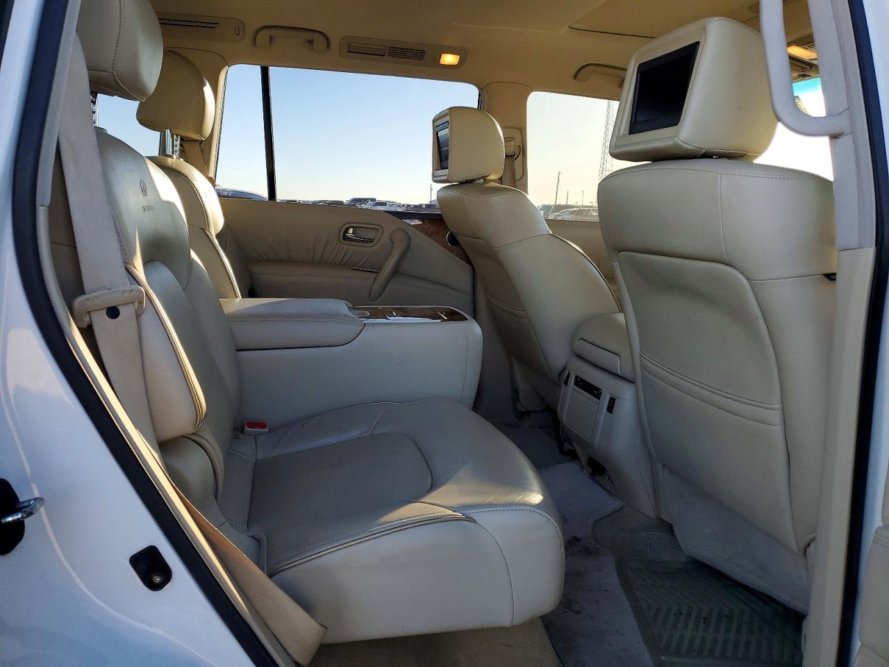 2012 INFINITI QX56 photo 11