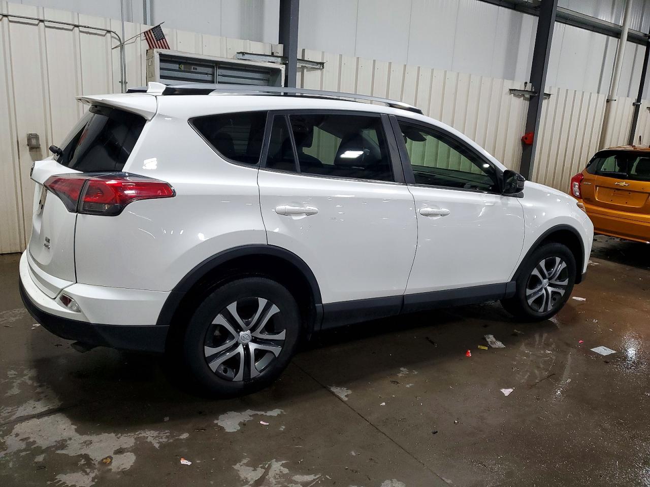2017 TOYOTA RAV4 LE photo 5