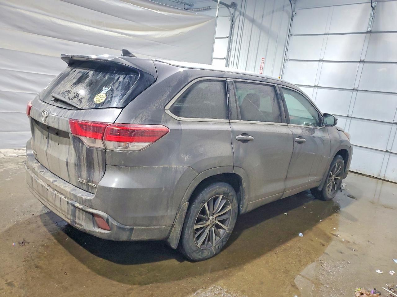 2017 TOYOTA HIGHLANDER SE photo 3