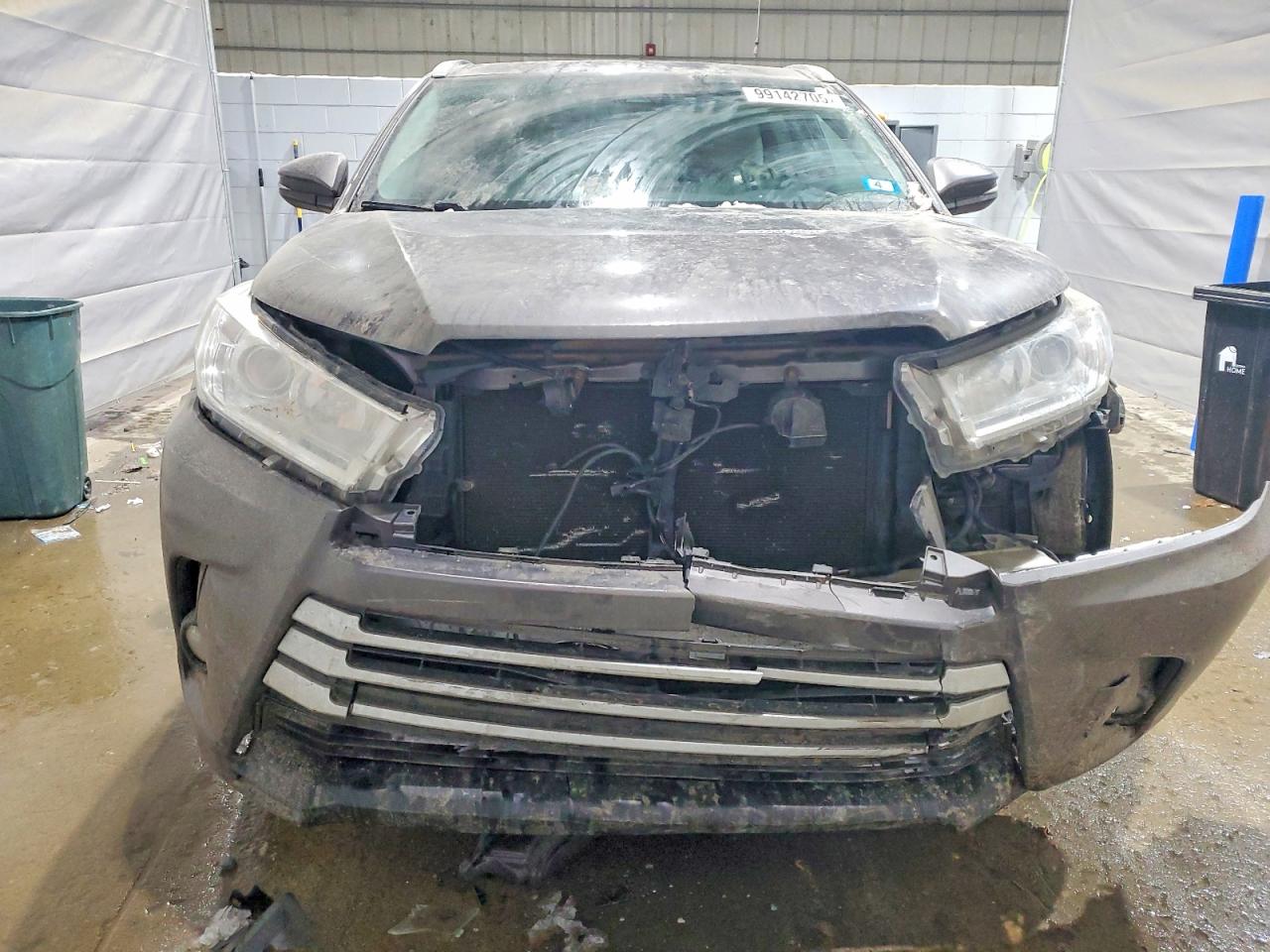 2017 TOYOTA HIGHLANDER SE photo 5