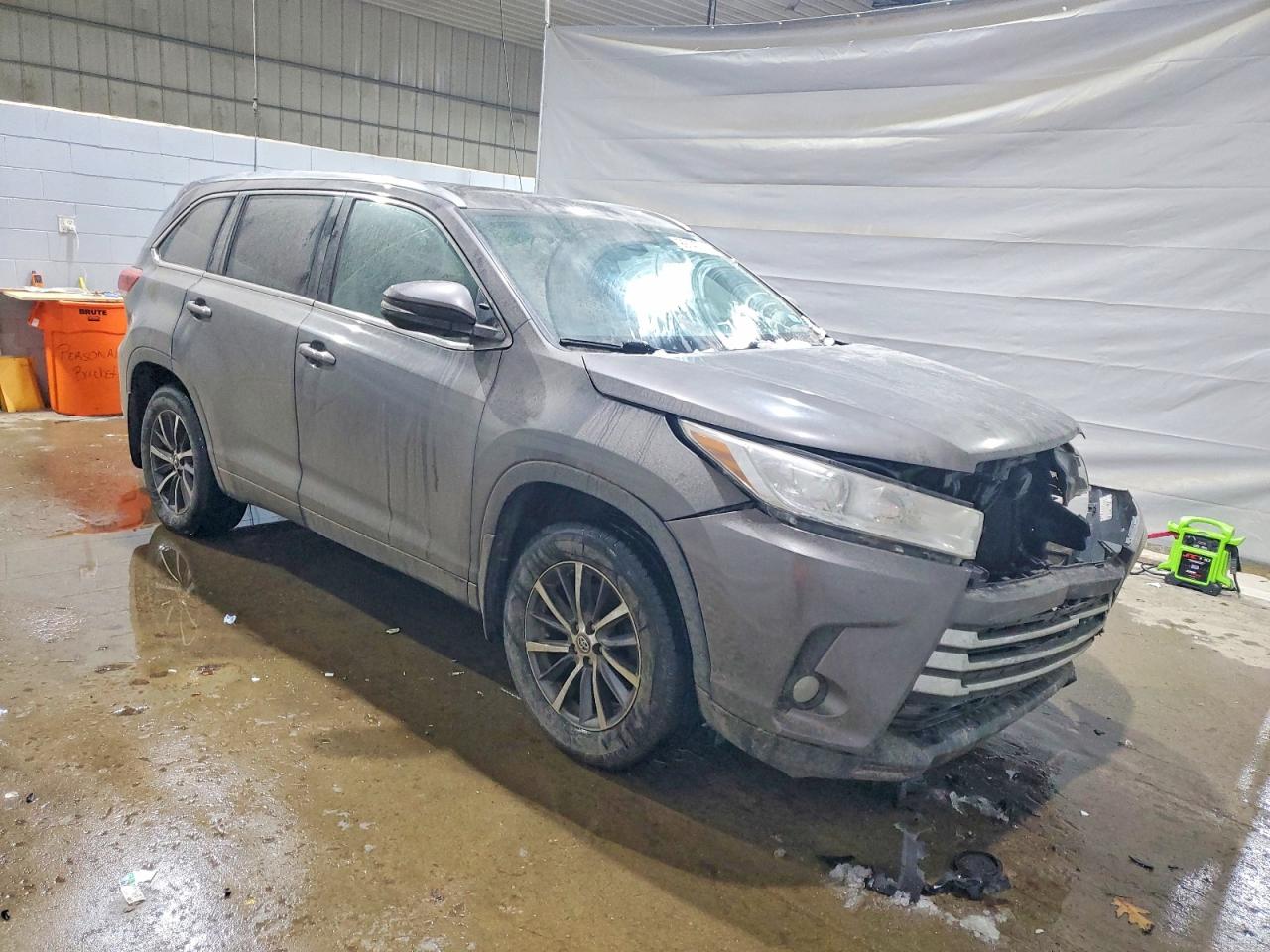 2017 TOYOTA HIGHLANDER SE photo 4
