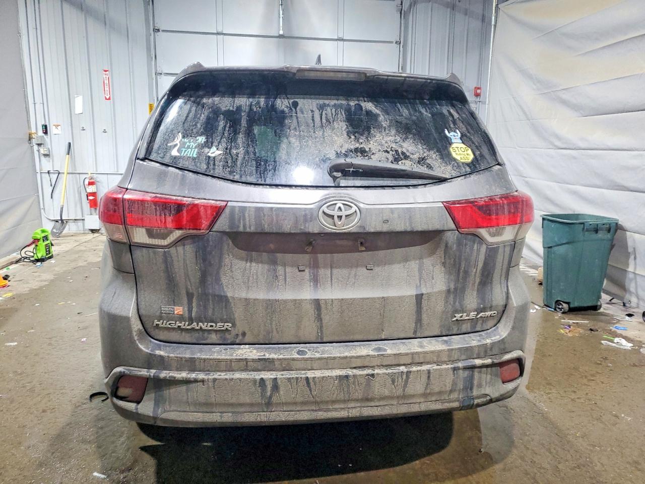 2017 TOYOTA HIGHLANDER SE photo 6