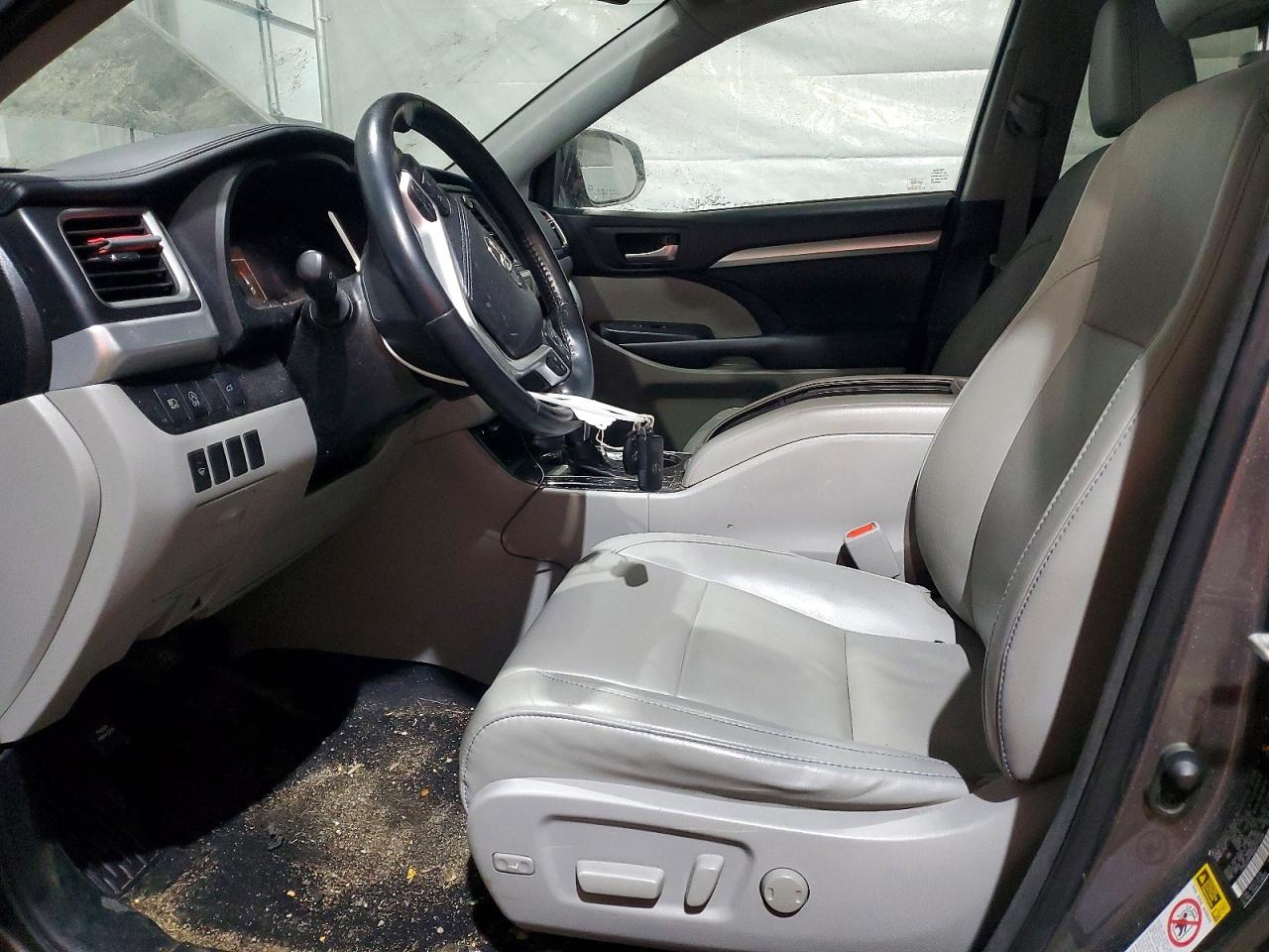 2017 TOYOTA HIGHLANDER SE photo 7