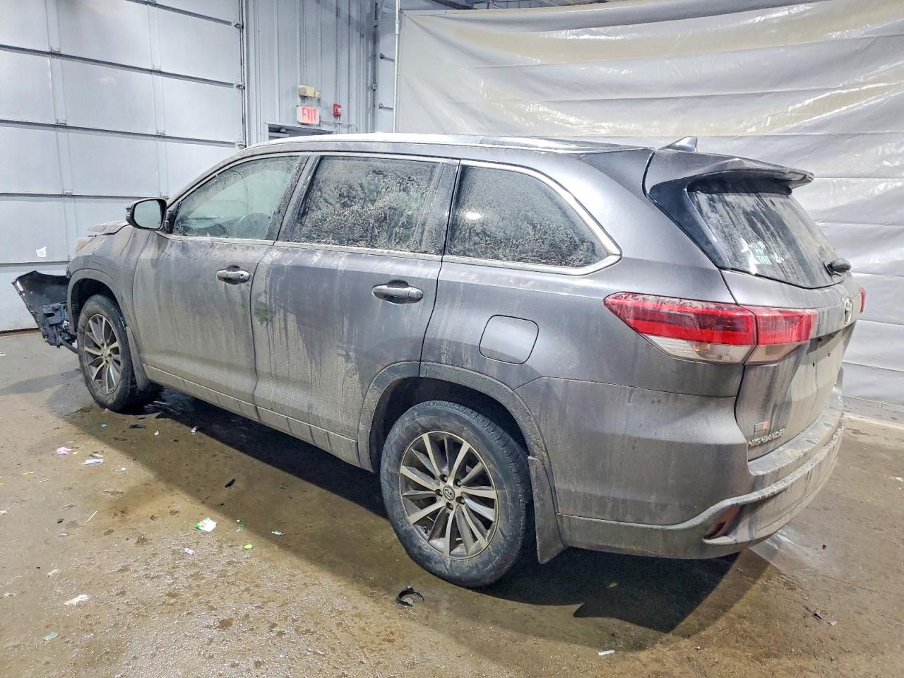 2017 TOYOTA HIGHLANDER SE photo 2
