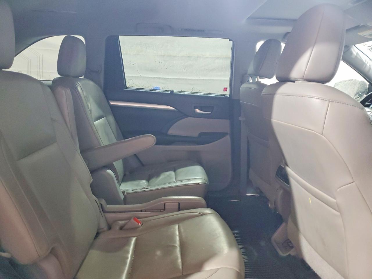 2017 TOYOTA HIGHLANDER SE photo 11