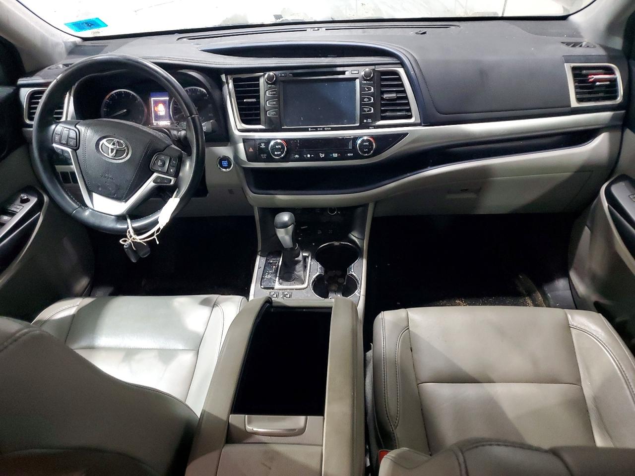 2017 TOYOTA HIGHLANDER SE photo 8