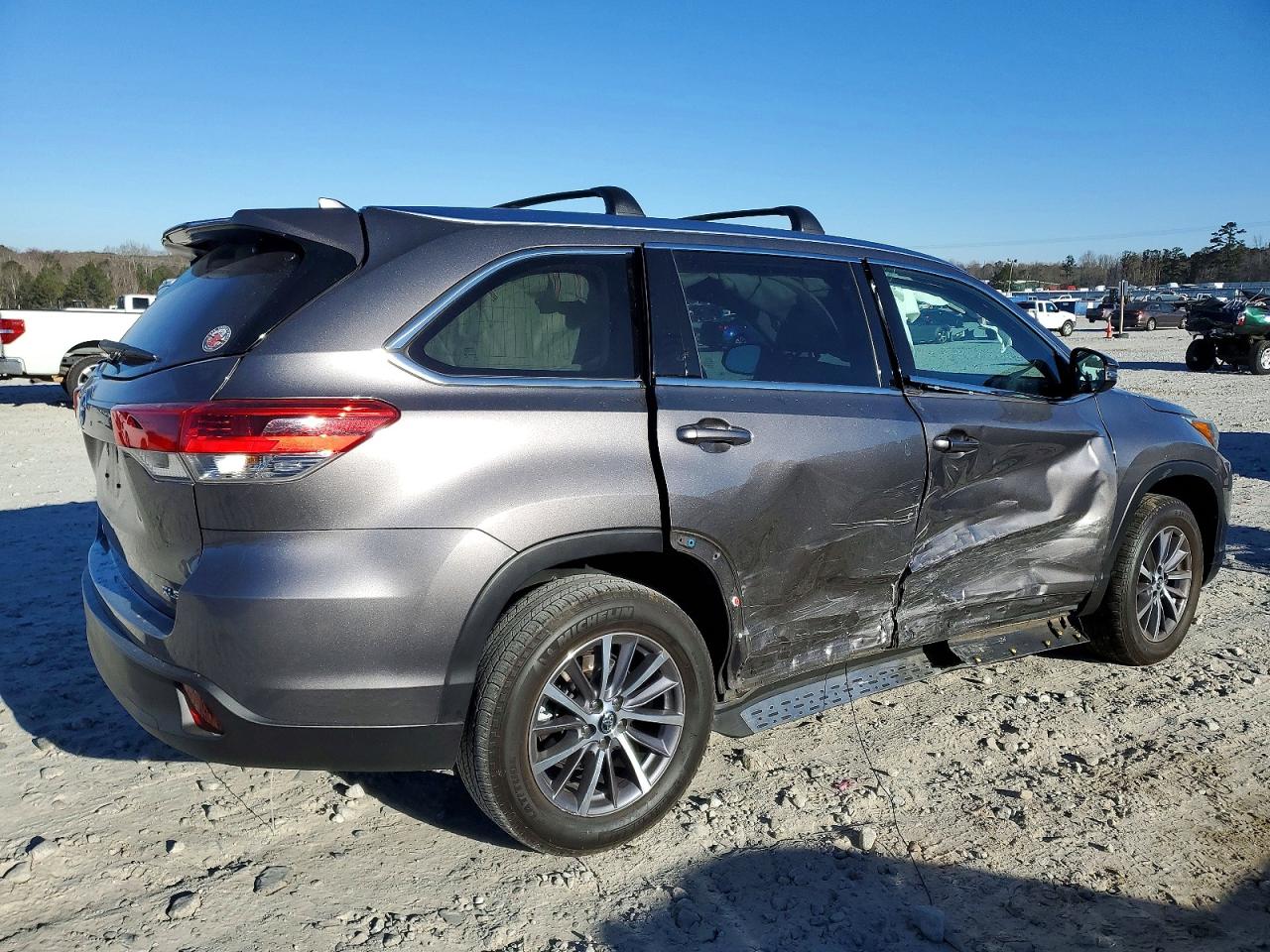 2019 TOYOTA HIGHLANDER SE photo 3