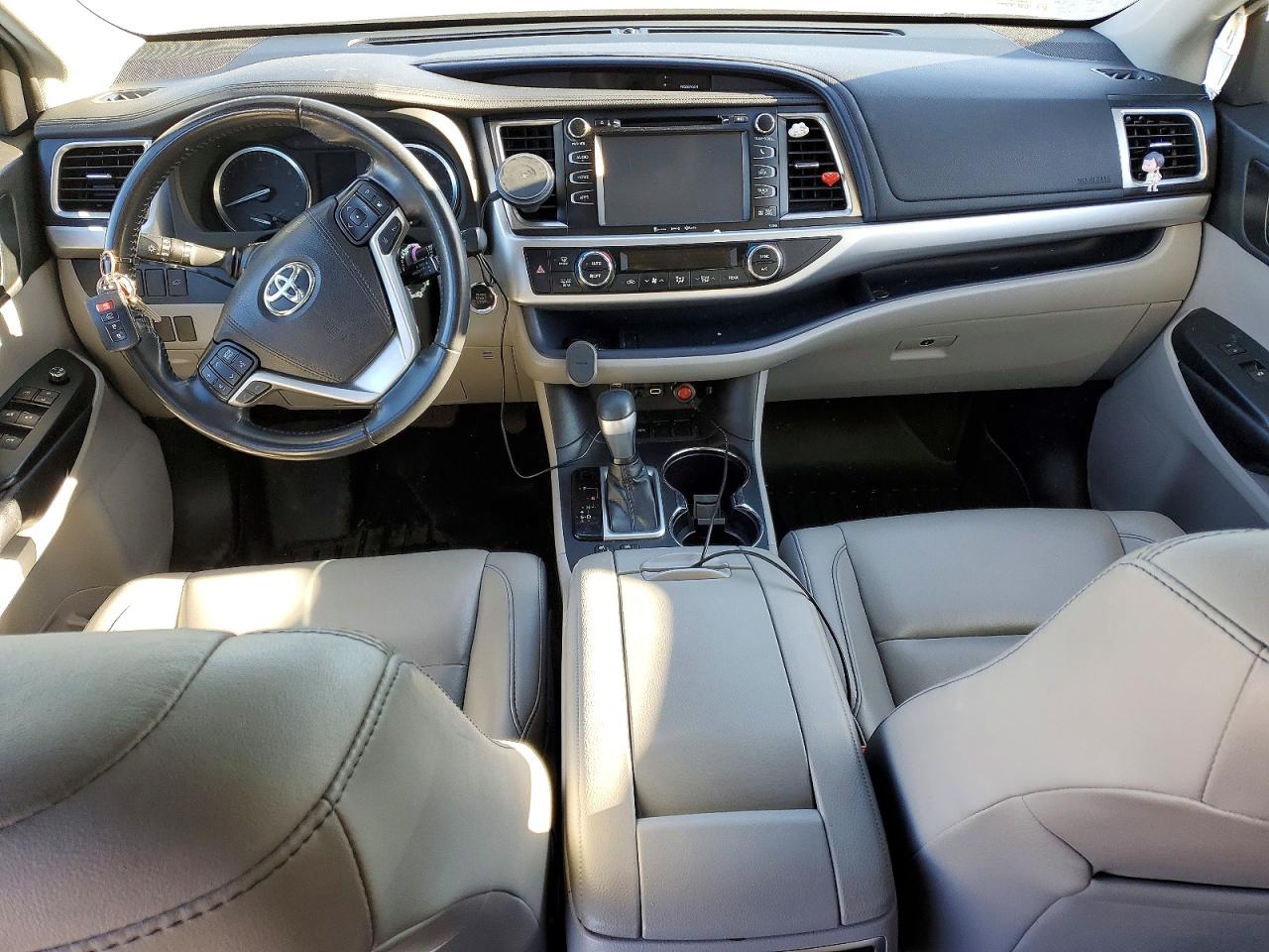 2019 TOYOTA HIGHLANDER SE photo 8