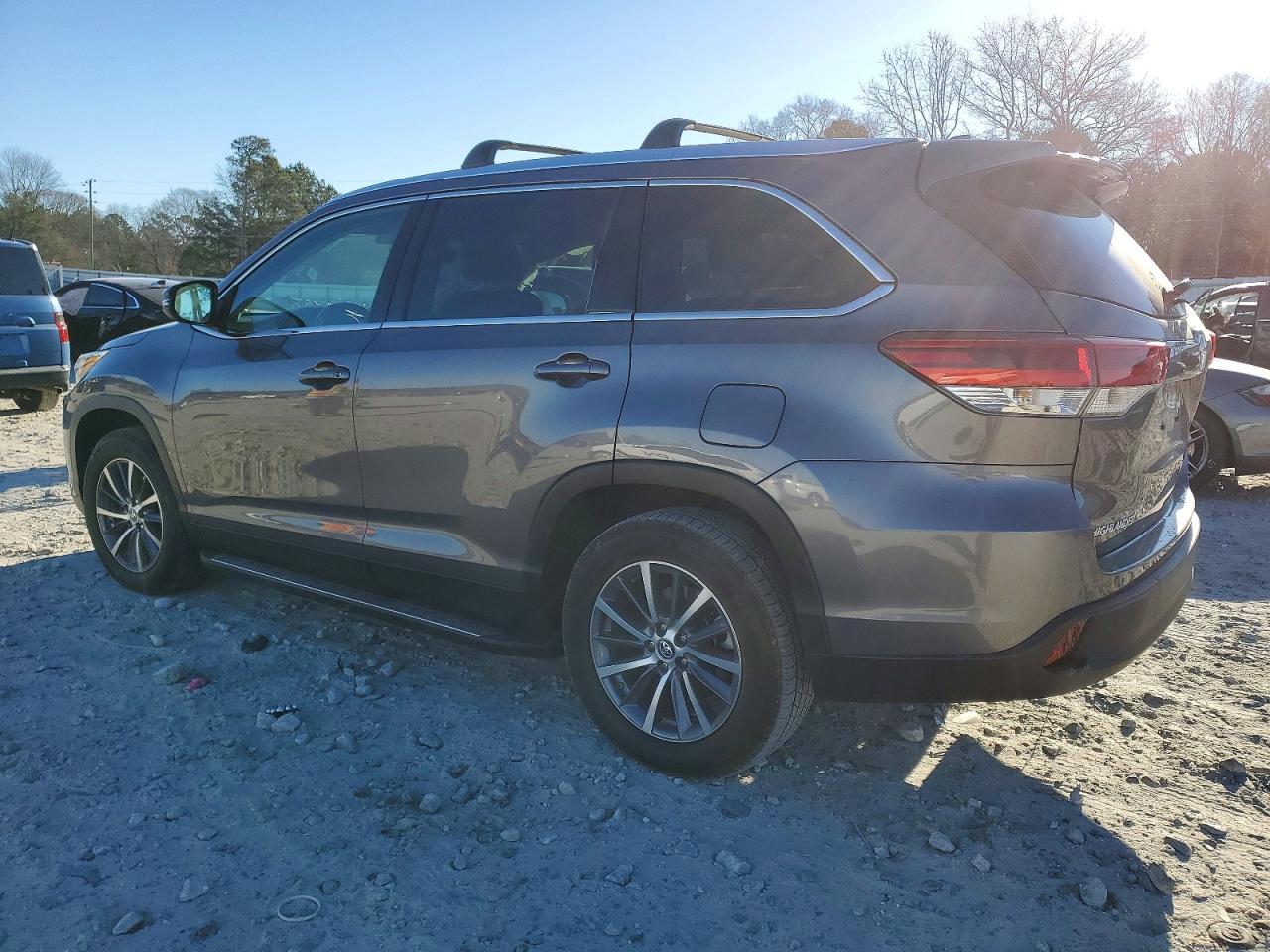 2019 TOYOTA HIGHLANDER SE photo 2