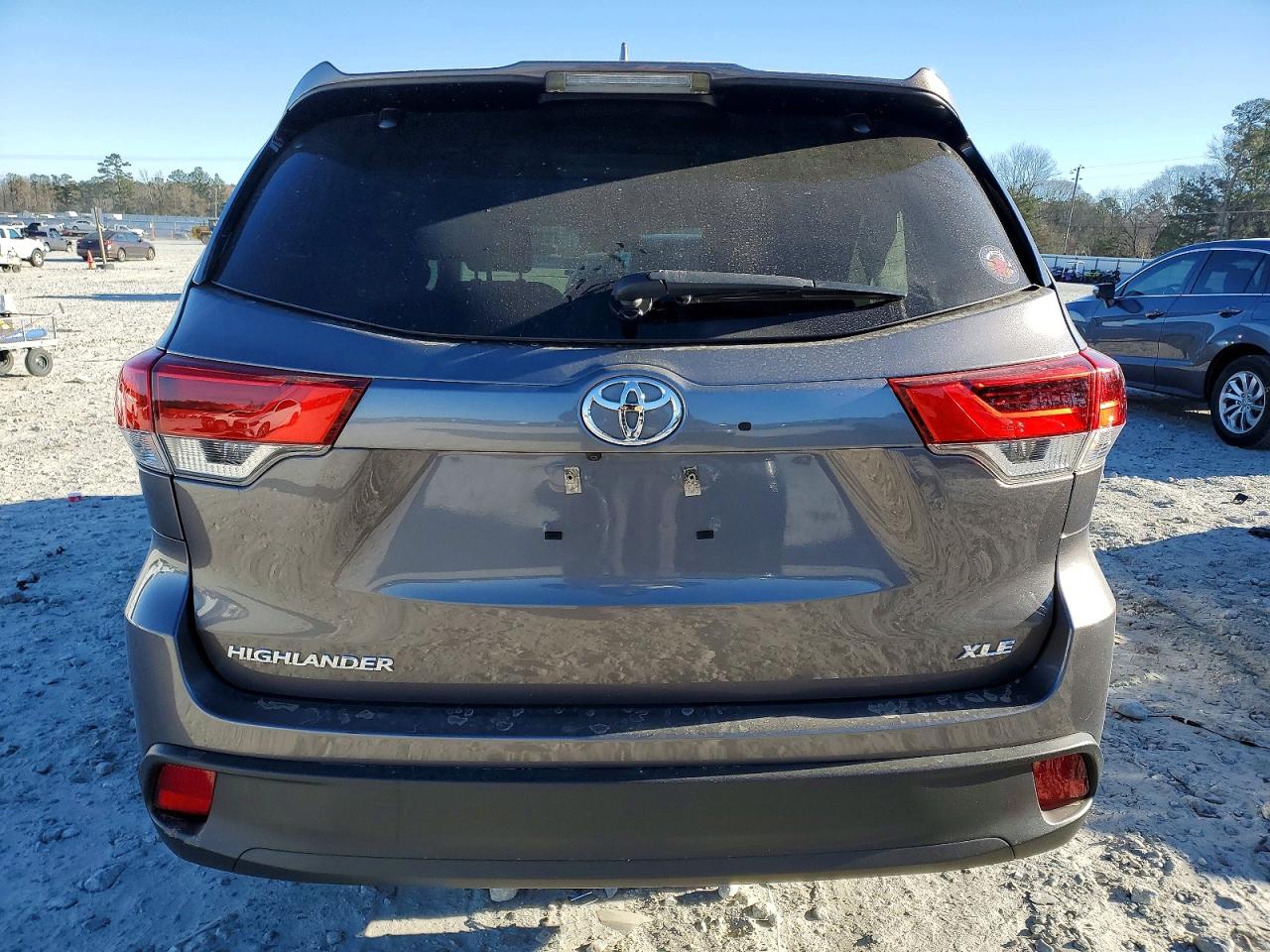 2019 TOYOTA HIGHLANDER SE photo 6