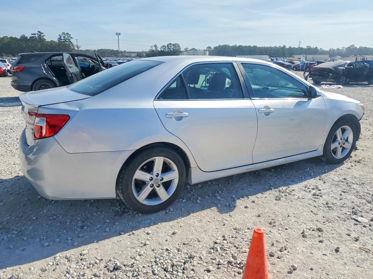 2014 TOYOTA CAMRY L photo 3