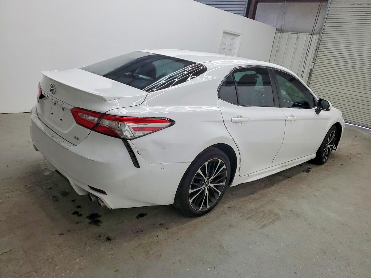 2018 TOYOTA CAMRY L photo 3