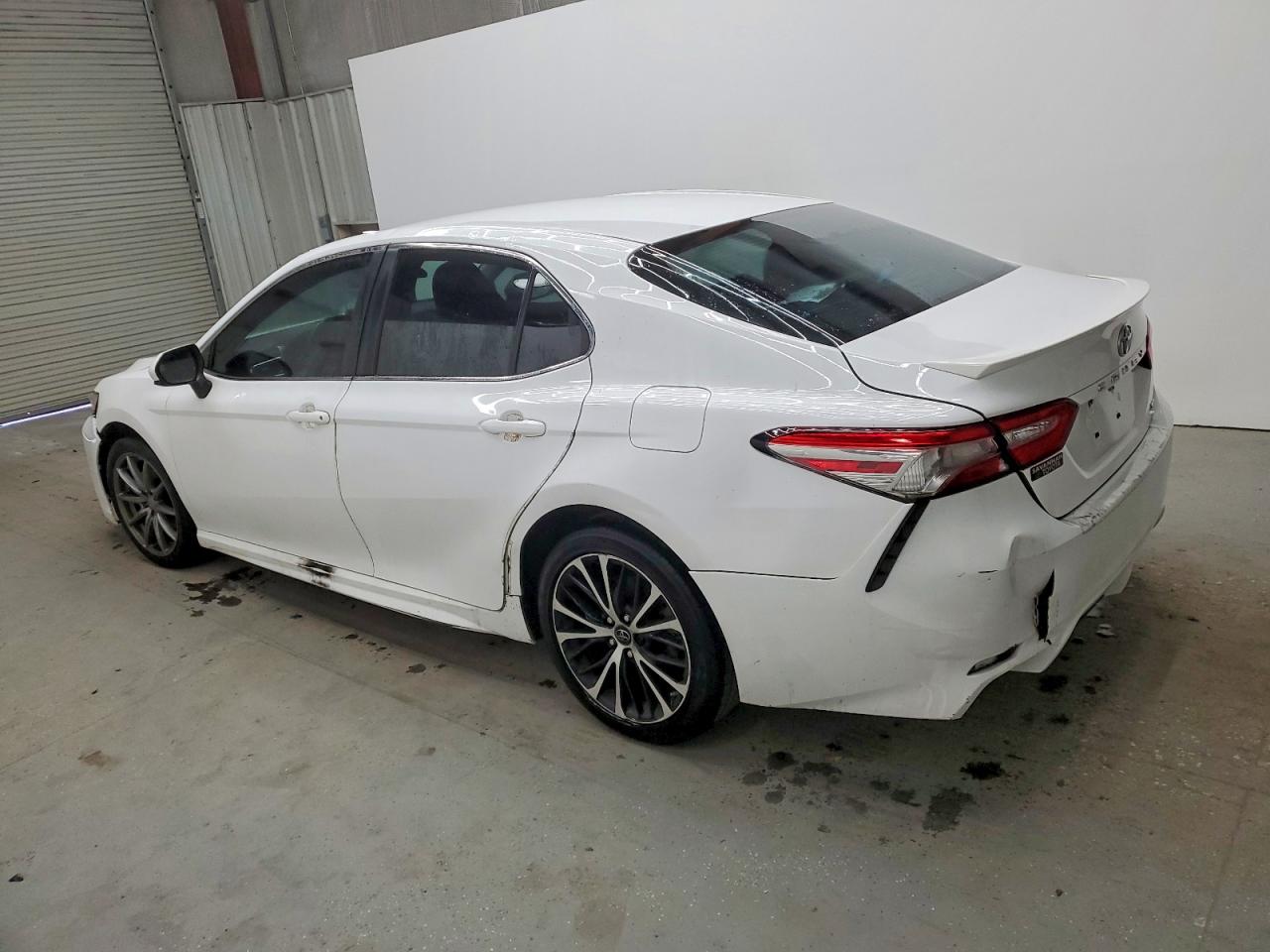 2018 TOYOTA CAMRY L photo 2