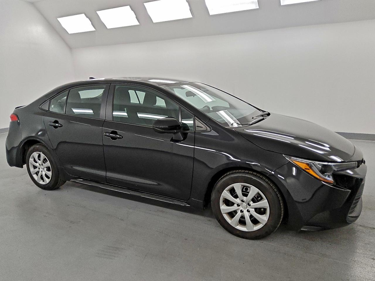 2025 TOYOTA COROLLA LE photo 4