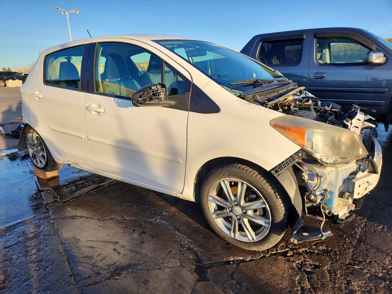 2012 TOYOTA YARIS 5-DOOR SE photo 4
