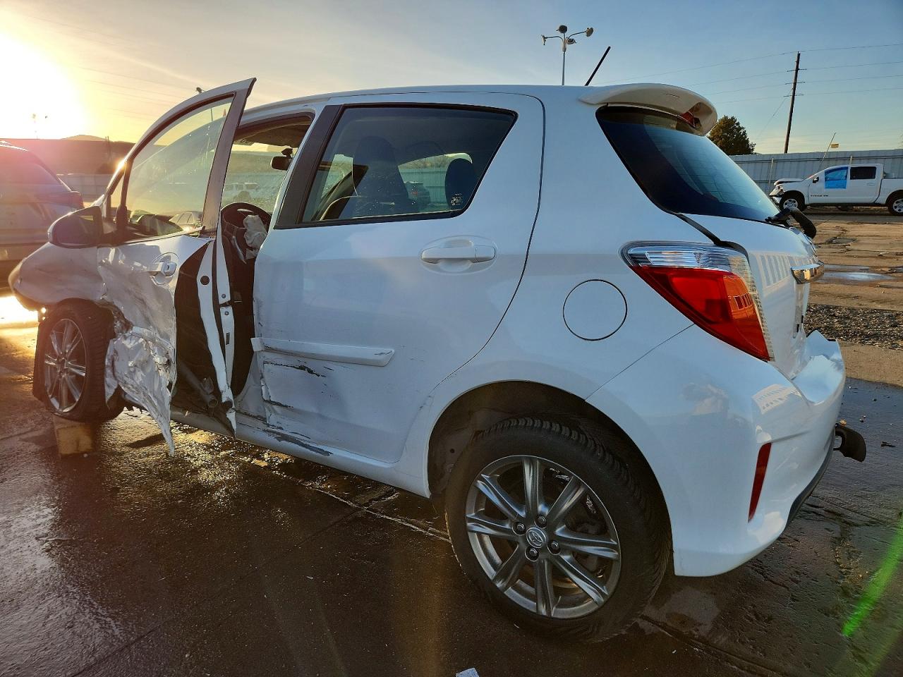 2012 TOYOTA YARIS 5-DOOR SE photo 2