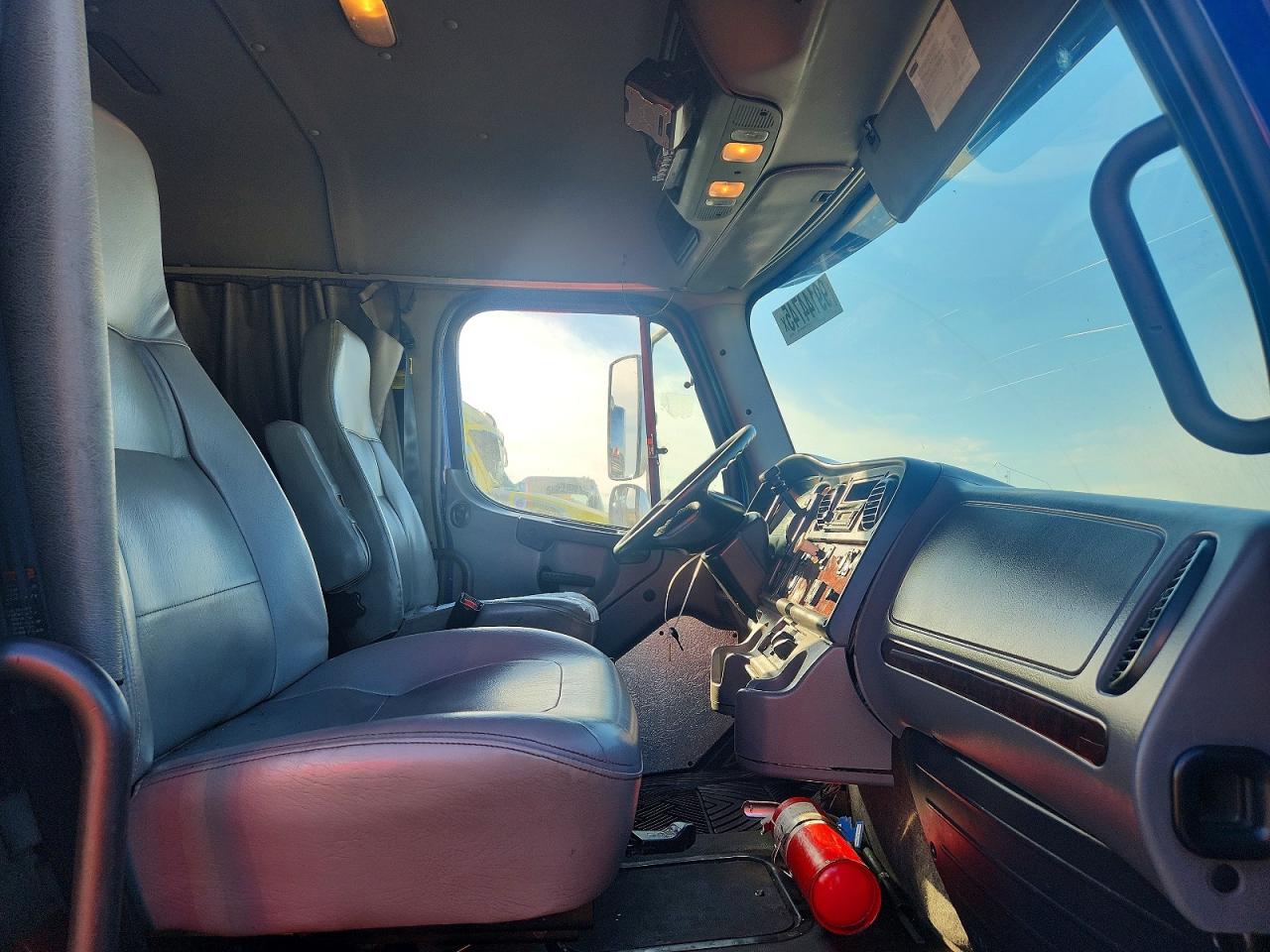 2011 FREIGHTLINER M2 106 MED - SEMI TRUCK photo 5
