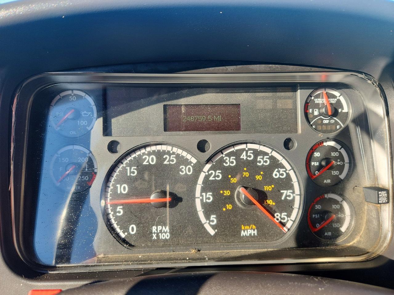 2011 FREIGHTLINER M2 106 MED - SEMI TRUCK photo 8