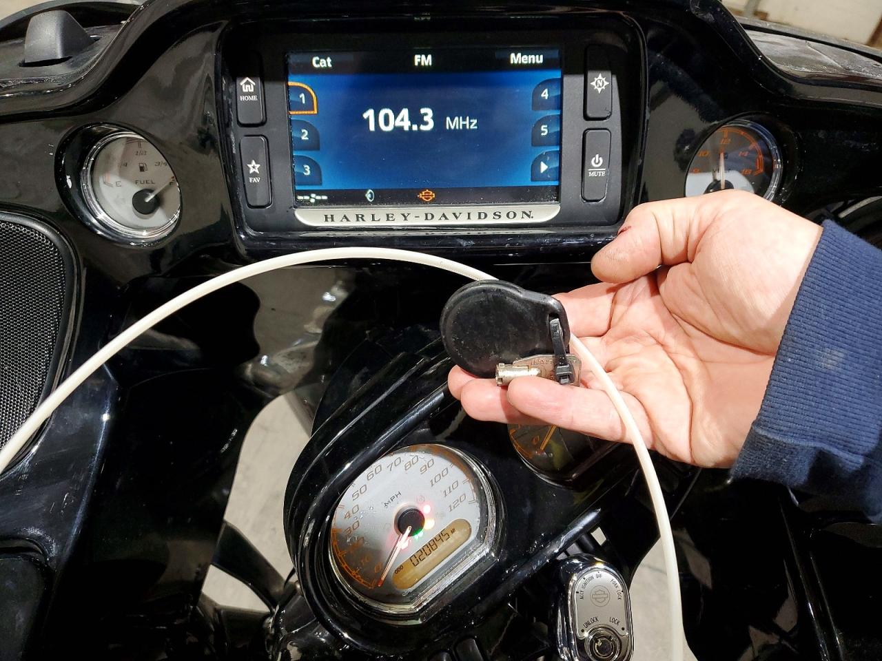 2016 HARLEY-DAVIDSON FLTRXS ROAD GLIDE SPECIAL photo 8