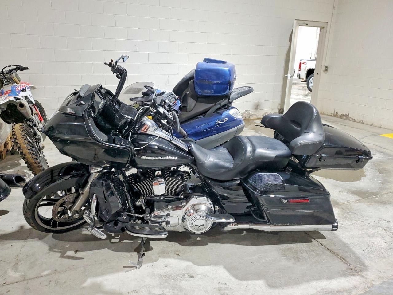 2016 HARLEY-DAVIDSON FLTRXS ROAD GLIDE SPECIAL photo 3