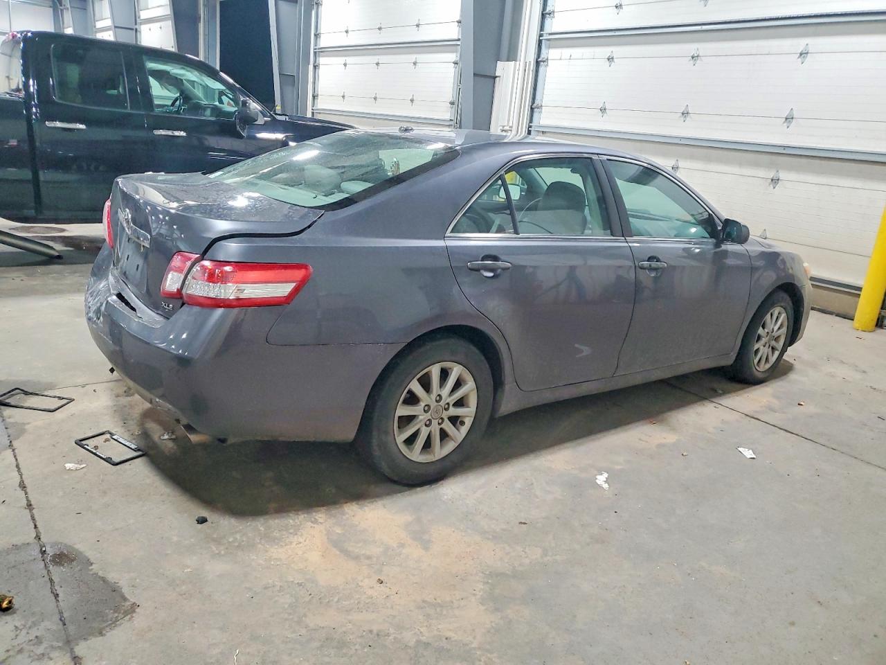 2011 TOYOTA CAMRY BASE photo 3