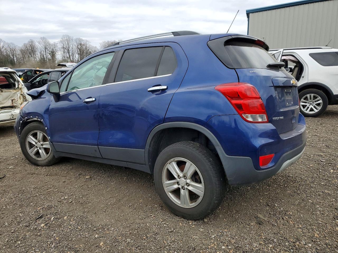 2017 CHEVROLET TRAX 1LT photo 2