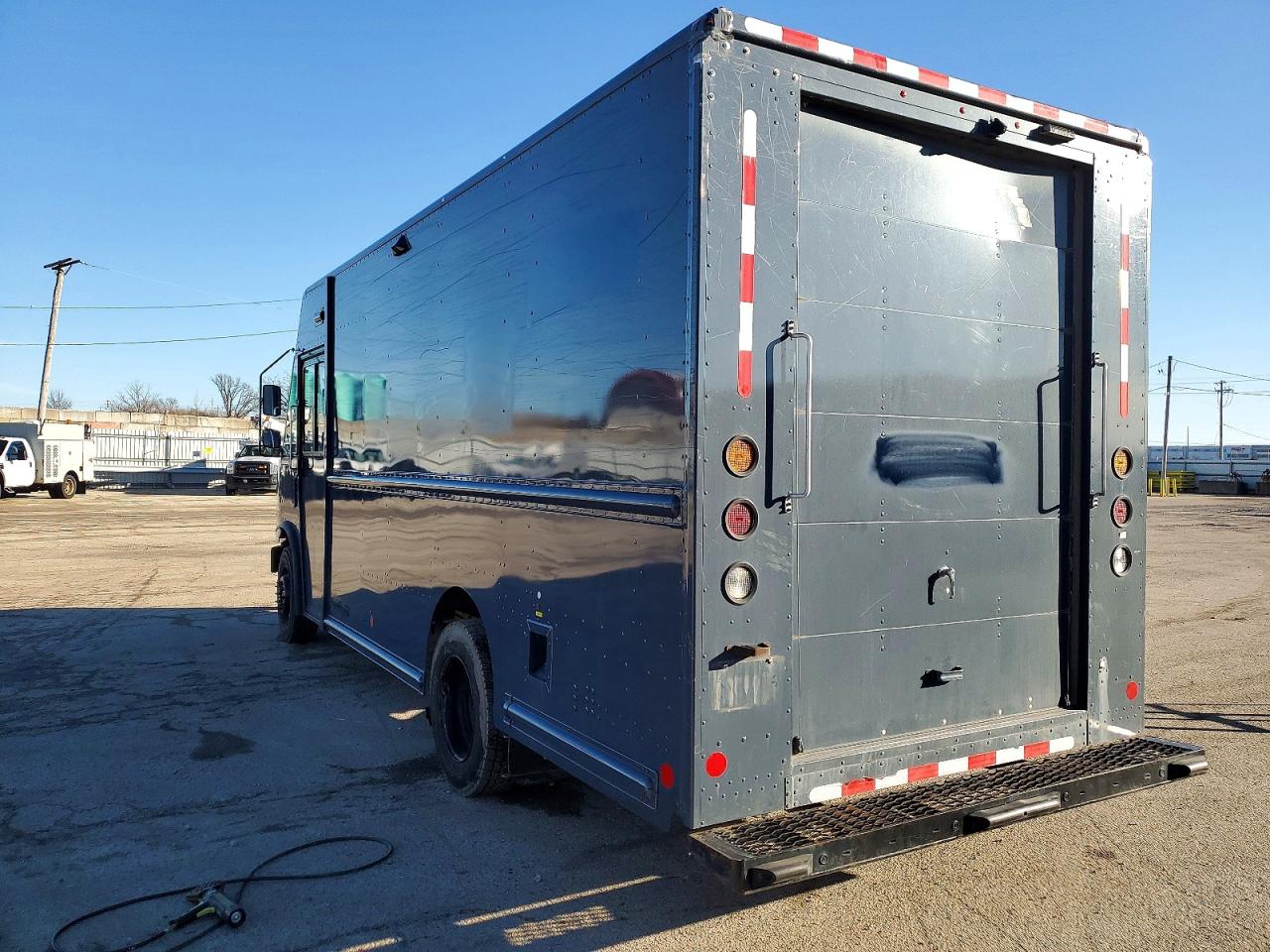 2020 FORD DELIVERY TRUCK photo 2