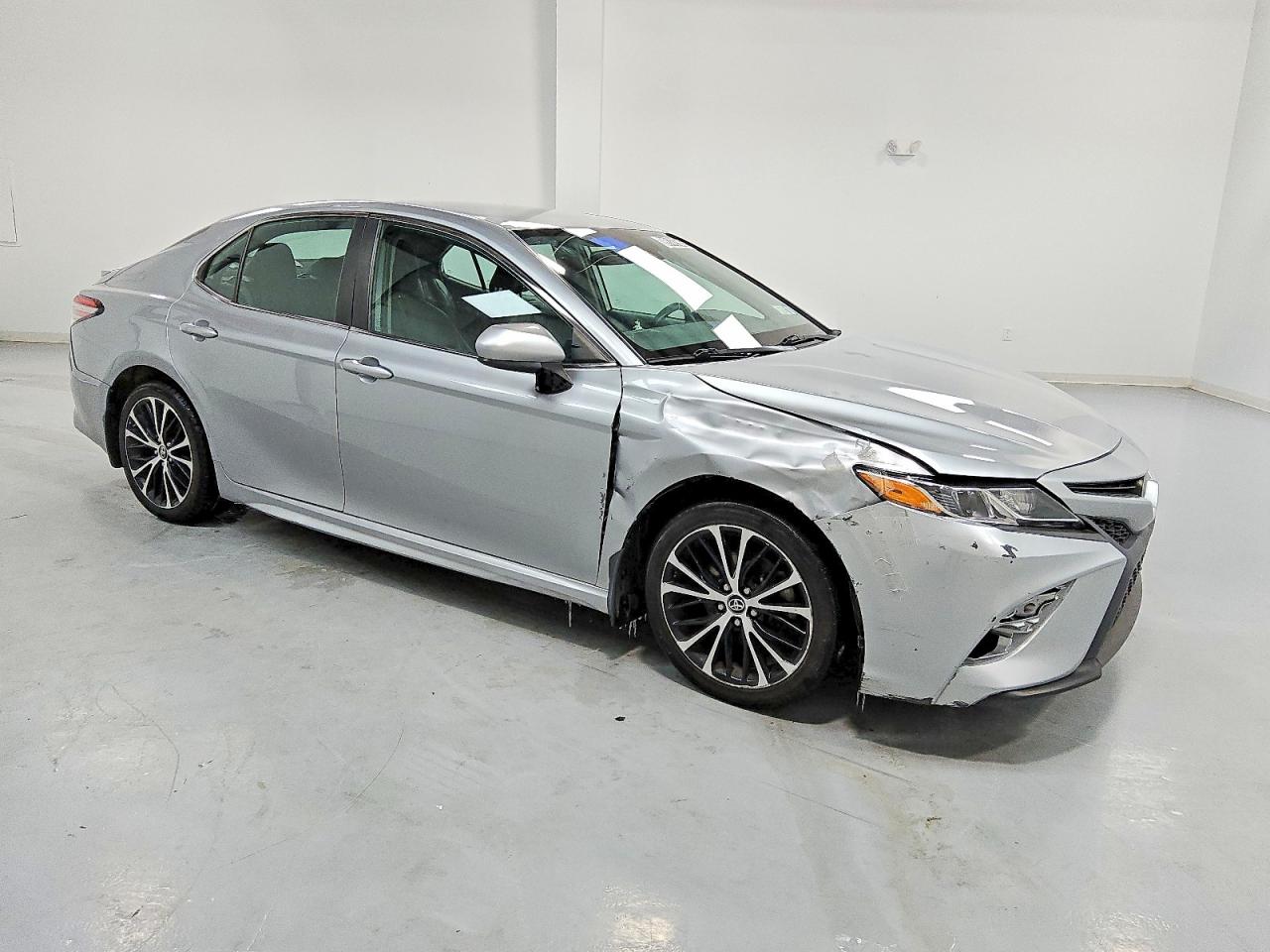2019 TOYOTA CAMRY SE photo 4