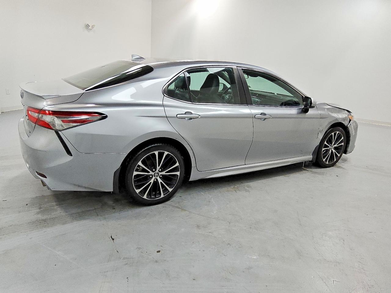 2019 TOYOTA CAMRY SE photo 3