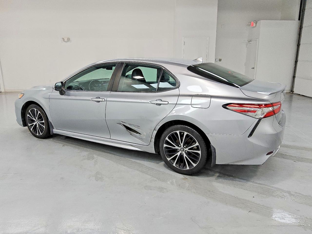 2019 TOYOTA CAMRY SE photo 2