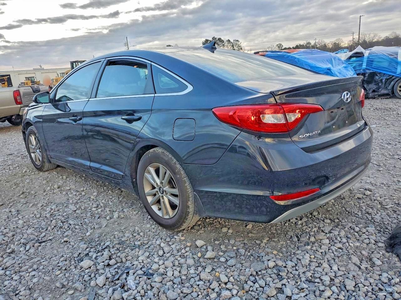 2017 HYUNDAI SONATA SE photo 2