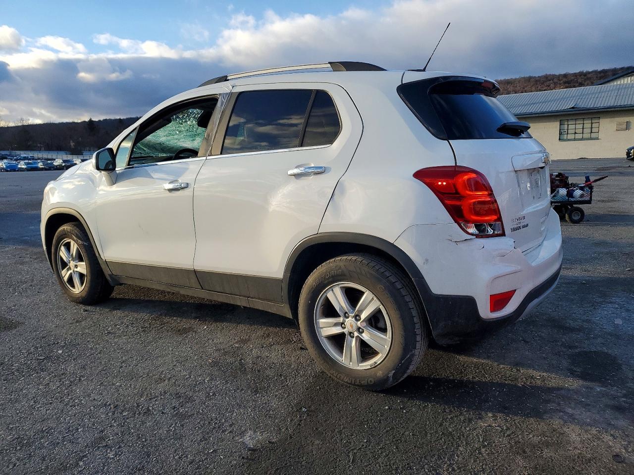 2019 CHEVROLET TRAX 1LT photo 2