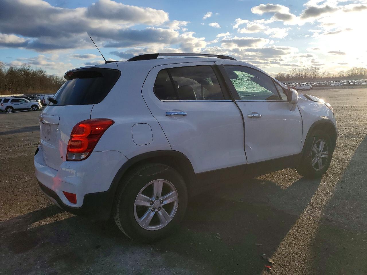 2019 CHEVROLET TRAX 1LT photo 3