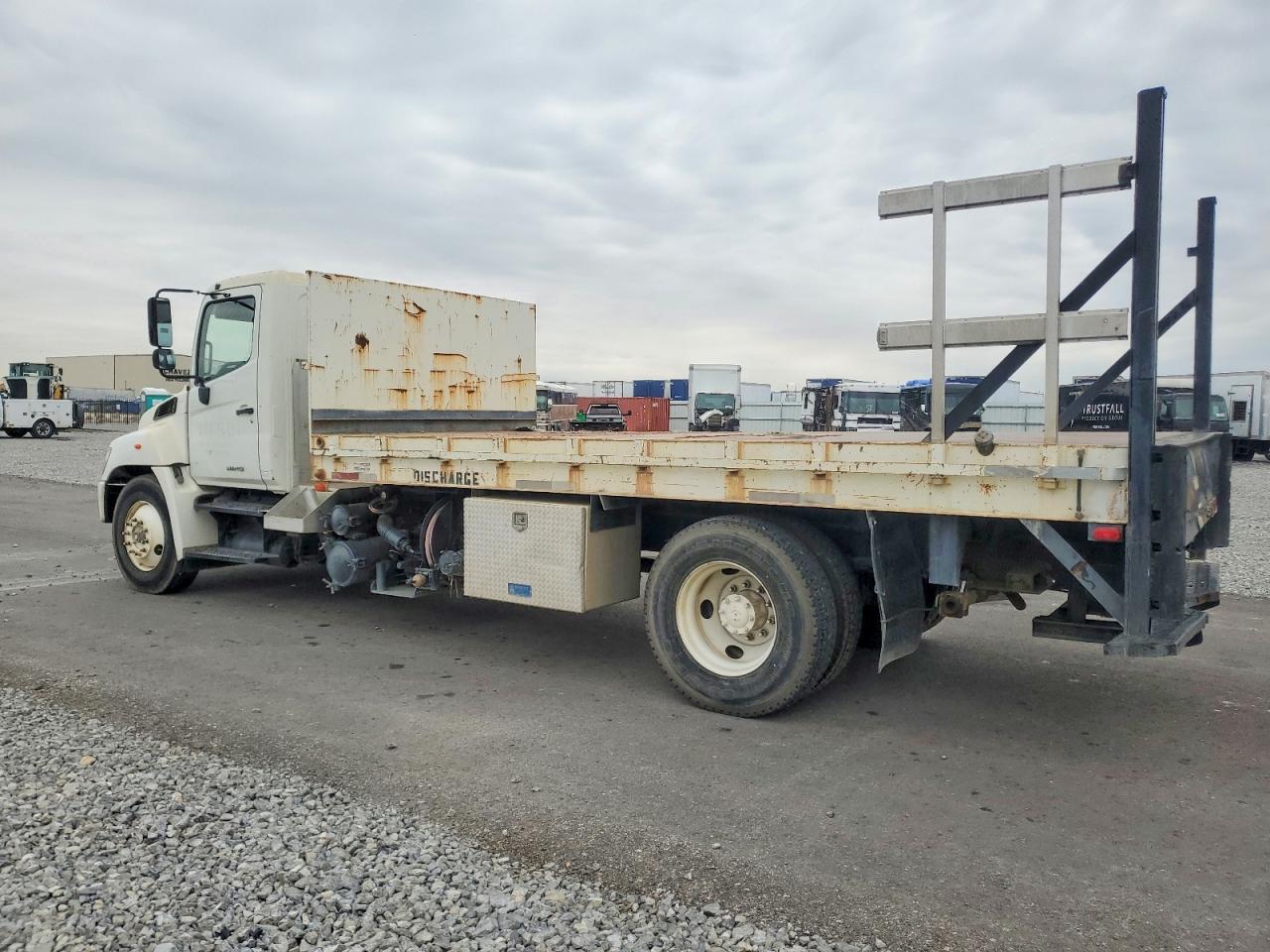2013 HINO 268 FLATBED TRUCK photo 2