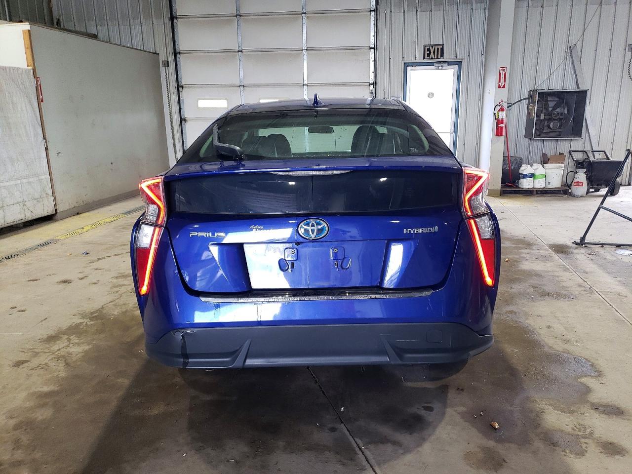 2017 TOYOTA PRIUS photo 6