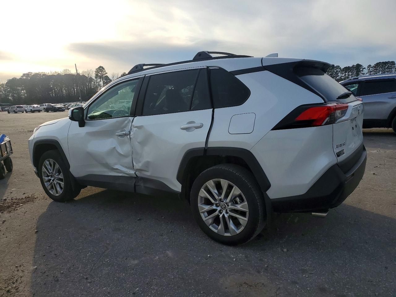 2024 TOYOTA RAV4 XLE PREMIUM photo 2