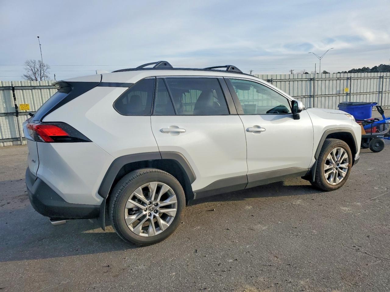 2024 TOYOTA RAV4 XLE PREMIUM photo 3