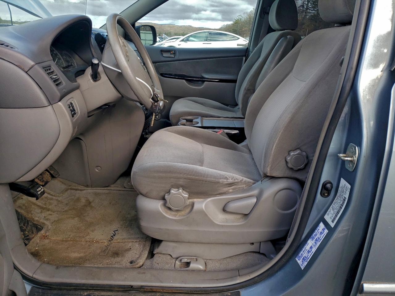 2004 TOYOTA SIENNA CE photo 7