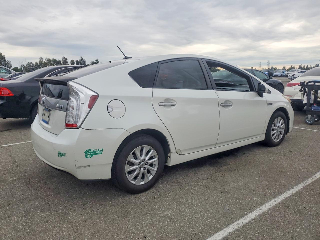 2014 TOYOTA PRIUS PLUG-IN photo 3