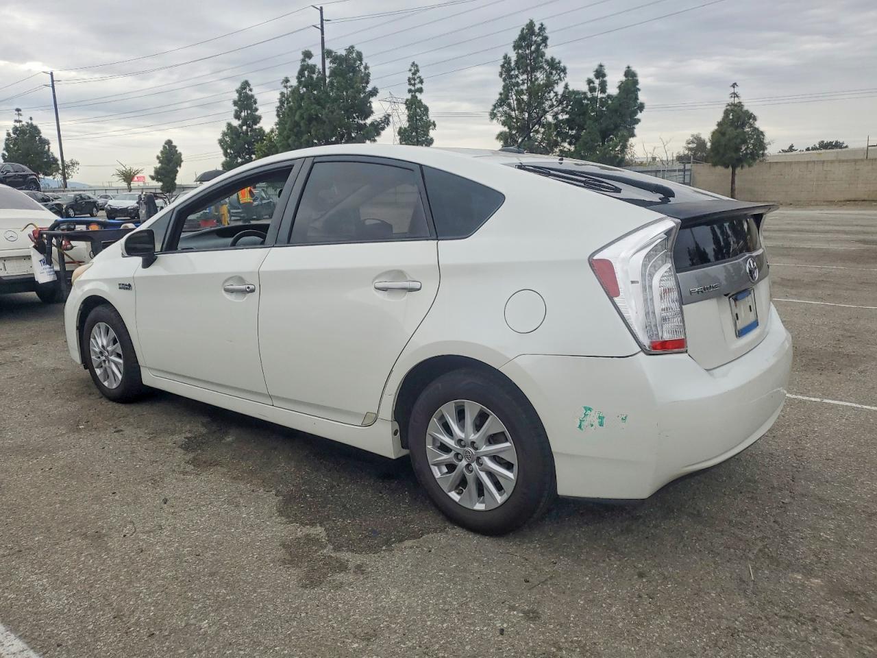 2014 TOYOTA PRIUS PLUG-IN photo 2