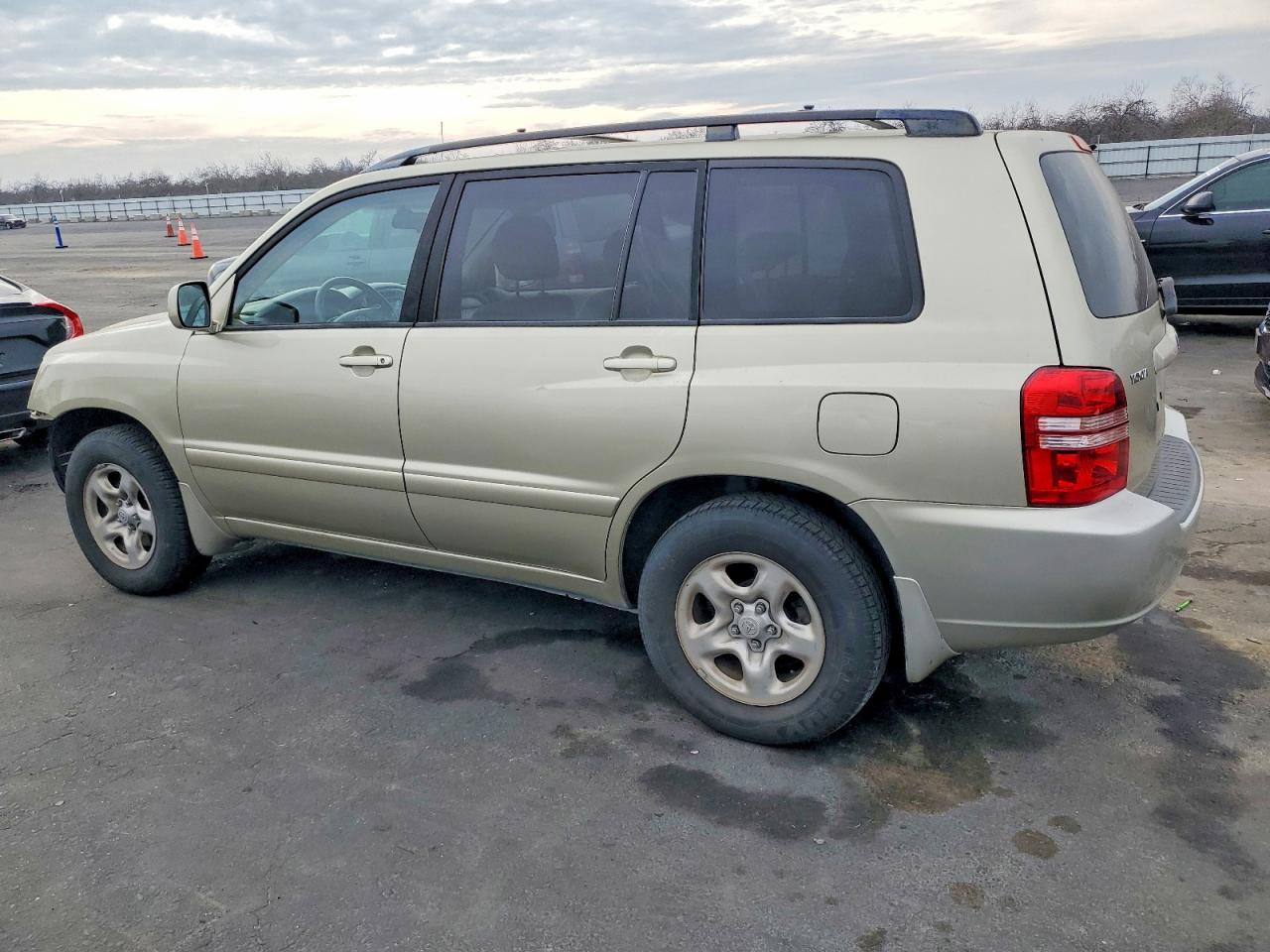 2003 TOYOTA HIGHLANDER photo 2